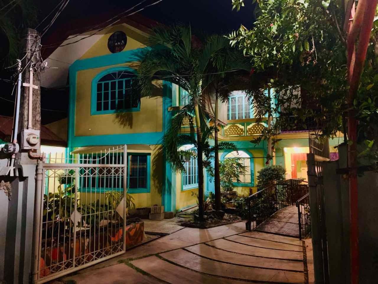 Colors Boutique Hostel Puerto Princesa Εξωτερικό φωτογραφία